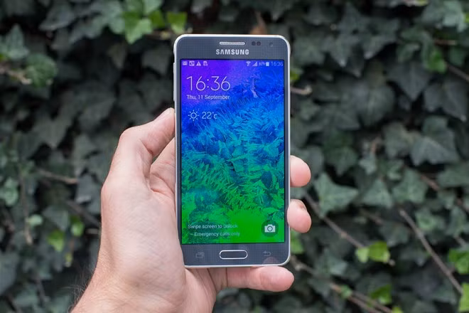 Samsung Galaxy Alpha - 32 GB (8,49 triệu đồng) Nếu muốn tìm kiếm một sản phẩm dung lượng lớn, giá mềm, Galaxy Alpha có thể là gợi ý cho bạn. Ngoài ra, đây cũng là một trong số những chiếc smartphone dòng cao có dáng mỏng, nhẹ nhất trên thị trường. Những smartphone dung lượng lớn nhất đang bán tại VN