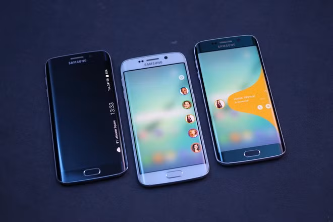 Samsung Galaxy S6 Edge - 32 GB (19,99 triệu đồng) Samsung có xu hướng ra smartphone theo cặp. Lần này, họ trình làng một bản màn hình cong của S6 có tên S6 Edge. Nó được đánh giá là chiếc smartphone sáng tạo nhất từ trước đến nay của gã khổng lồ đến từ Hàn Quốc. Những smartphone dung lượng lớn nhất đang bán tại VN