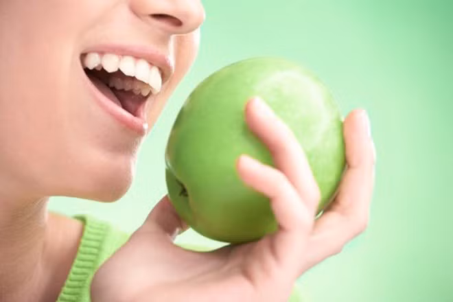 1. Ngửi mùi hương khi đói. Nghe có vẻ phản khoa học, nhưng trên thực tế mùi các loại trái cây như chuối, táo hoặc hương bạc hà có thể giúp bạn giảm cảm giác đói rất hiệu quả. 1. Ngửi mùi hương khi đói. Nghe có vẻ phản khoa học, nhưng trên thực tế mùi các loại trái cây như chuối, táo hoặc hương bạc hà có thể giúp bạn giảm cảm giác đói rất hiệu quả.