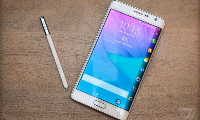Samsung Galaxy Note Edge - 32 GB (20,99 triệu đồng) Để sở hữu phần màn hình cong độc đáo của Note Edge, người dùng phải bỏ thêm khoảng 3 triệu đồng so với Note 4. Đáng chú ý, phần màn hình cong của Note Edge tỏ ra nhiều tính năng hơn hẳn so với S6 Edge - mẫu smartphone màn hình cong khác của Samsung. Những smartphone dung lượng lớn nhất đang bán tại VN