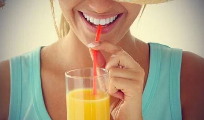 Do đó, bạn có thể dùng 1 ly nước ép trái cây vào buổi sáng, nhưng nên dành toàn bộ thời gian trong ngày cho nước lọc. Bởi theo một thống kê, người Mỹ đang tự thêm cho mình trung bình 245 calo mỗi ngày từ các loại nước giải khát như soda, nước trái cây đóng hộp…, tương đương 90.000 calo/năm. Do đó, bạn có thể dùng 1 ly nước ép trái cây vào buổi sáng, nhưng nên dành toàn bộ thời gian trong ngày cho nước lọc. Bởi theo một thống kê, người Mỹ đang tự thêm cho mình trung bình 245 calo mỗi ngày từ các loại nước giải khát như soda, nước trái cây đóng hộp…, tương đương 90.000 calo/năm.