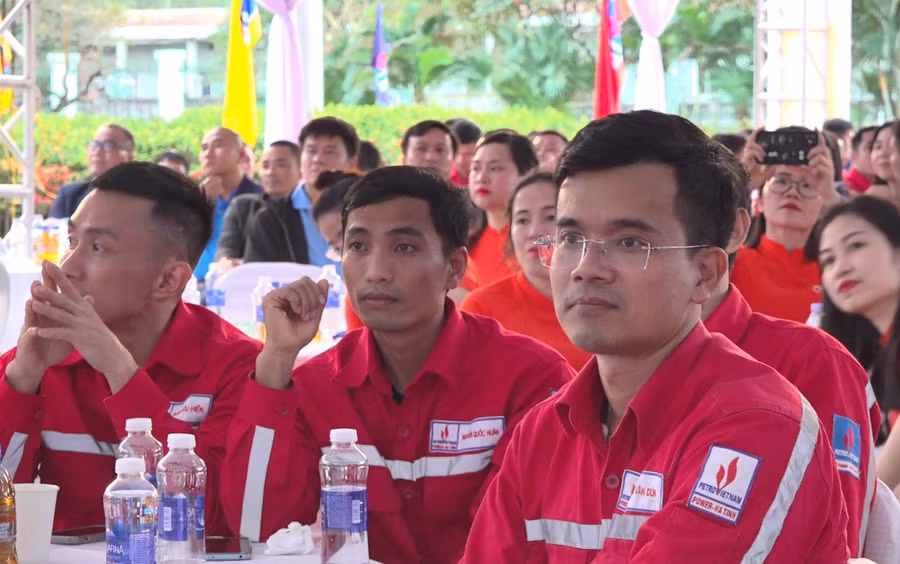 Đông đảo cán bộ nhân viên của Công ty Điện lực Dầu khí Hà Tĩnh chăm chú theo dõi chương trình.