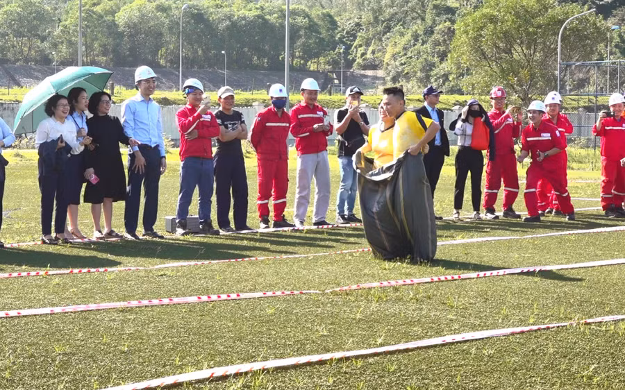 ...nhảy bao bố diễn ra sôi nổi, thắt chặt tình đoàn kết của cán bộ, nhân viên Công ty Điện lực Dầu khí Hà Tĩnh.