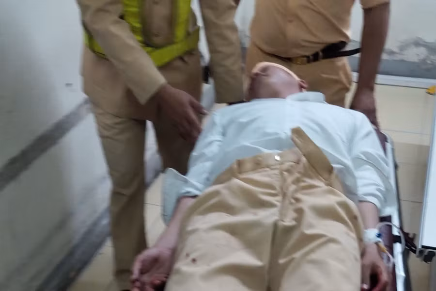 Anh T. được đồng đội nhanh chóng đưa vào bệnh viện cấp cứu. Anh T. được đồng đội nhanh chóng đưa vào bệnh viện cấp cứu.