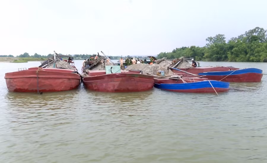 Có 5 sà lan hút cát trái phép bị lực lượng chức năng tạm giữ.
