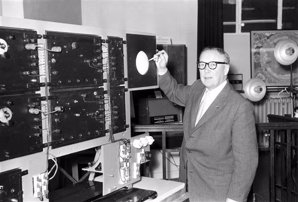 Watson-Watt phát minh ra hệ thống radar cho quân đội Anh.