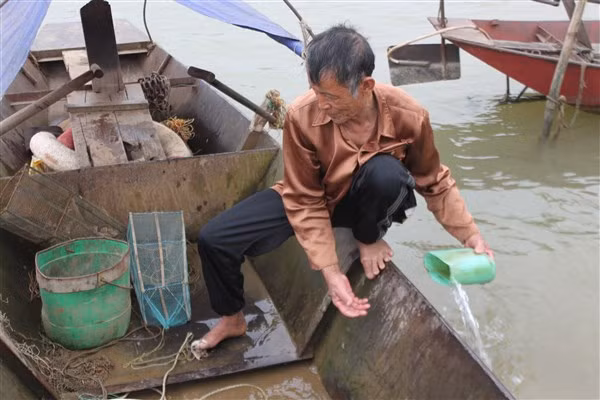 Một số ngư dân từng bắt được Anh Vũ ở ngã ba Bạch Hạc.