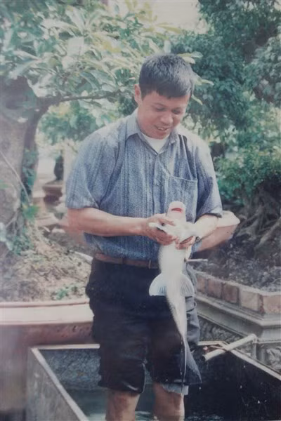 Ông Phiến và con cá Anh Vũ quý hiếm. Ảnh tư liệu.
