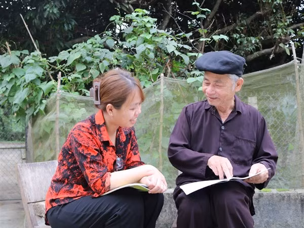 Nghệ nhân Đặng Thanh Bình giới thiệu cho các bạn trẻ những lời hát Soọng Cô được ghi chép trong cuốn sổ cũ.