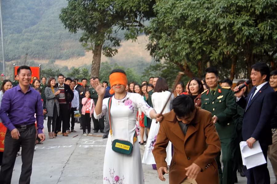 Nhưng nhiều cô giáo vẫn nhằm nhầm niêu khác mà vung gậy lên... nguy hiểm ....