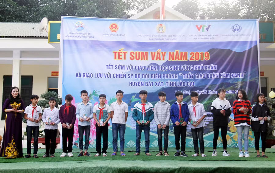 Bà Nguyễn Thị Bích Hợp trao giải cho học sinh trò chơi đẩy gậy