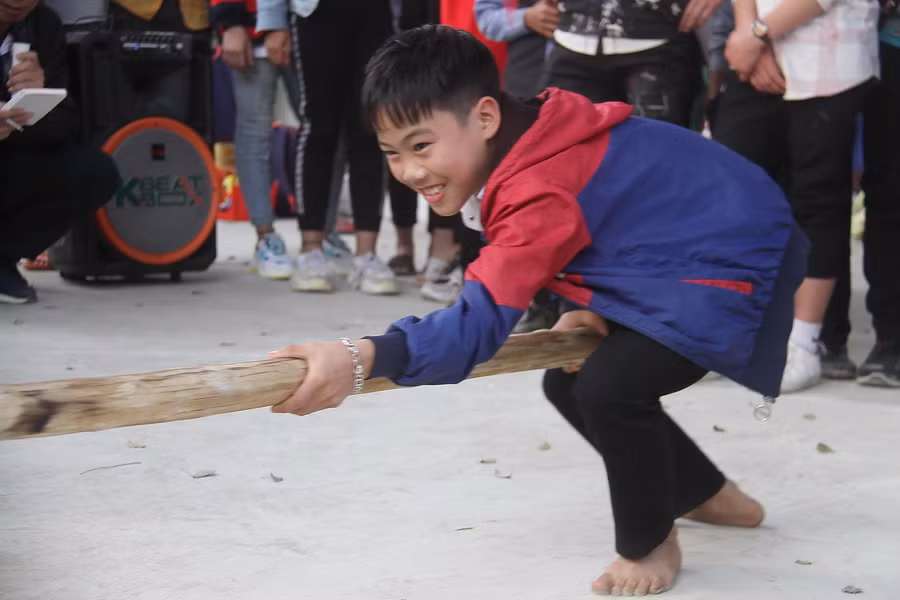 Dồn hết sức đẩy nào!