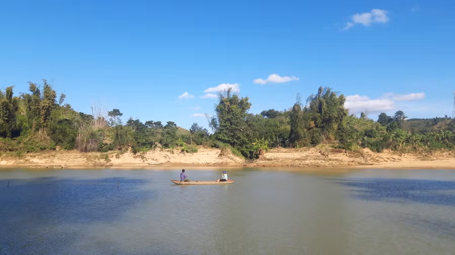 Người dân sống nhờ vào dòng sông chảy ngược Đăk Bla.