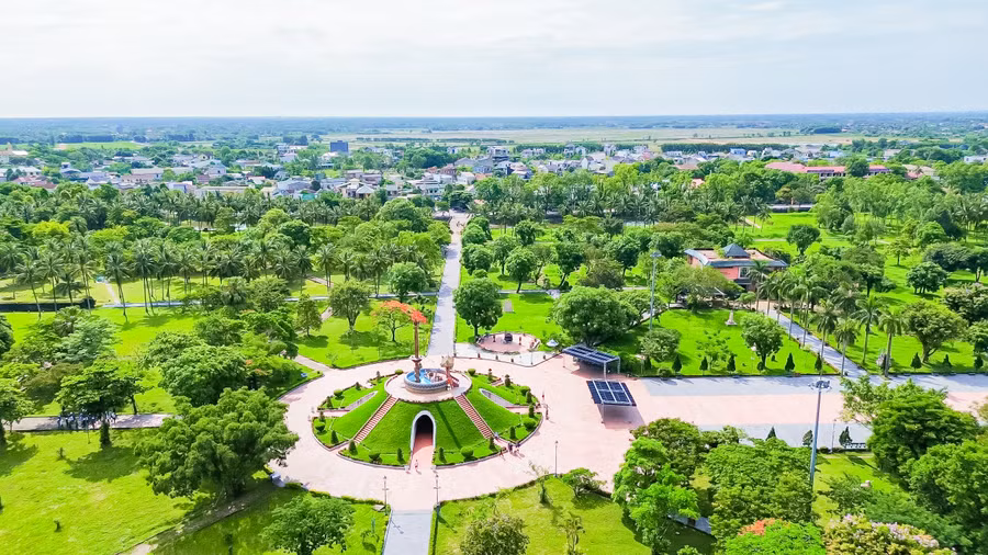 Thành cổ Quảng Trị là mảnh đất chết chóc sau cuộc chiến 81 ngày đêm nay đã trở nên xanh thắm, là điểm đến tri ân liệt sĩ trong hòa bình.