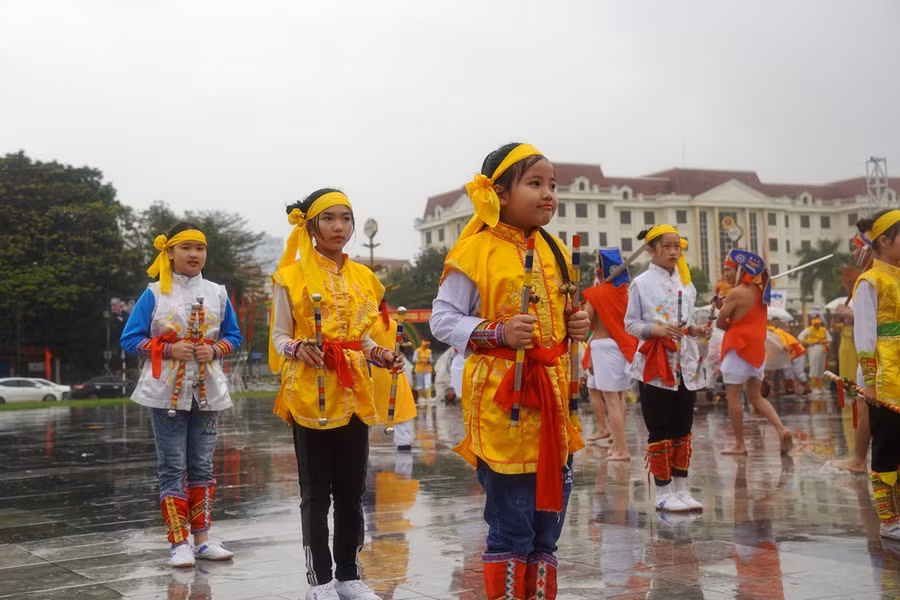 Các thế hệ người dân làng Keo chung tay gìn giữ điệu múa sênh tiền - mõ lộn của làng.