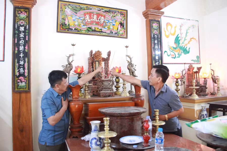 Mỗi lần mở các tráp gỗ, những người có chức sắc trong dòng họ Nguyễn Hữu phải thắp hương, khấn vái cẩn trọng.