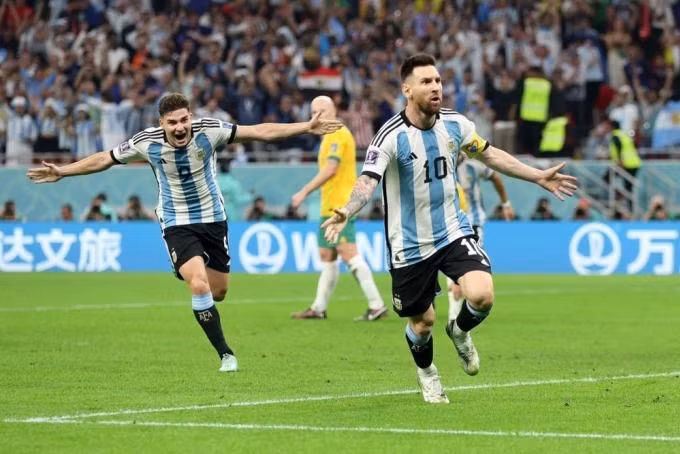 Thủ quân Argentina ăn mừng bàn thắng vào lưới tuyển Úc.