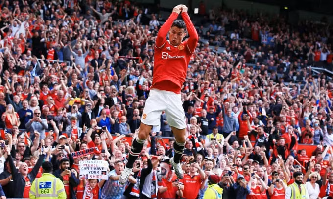 Ronaldo mừng cú đúp với màn nhảy quen thuộc.
