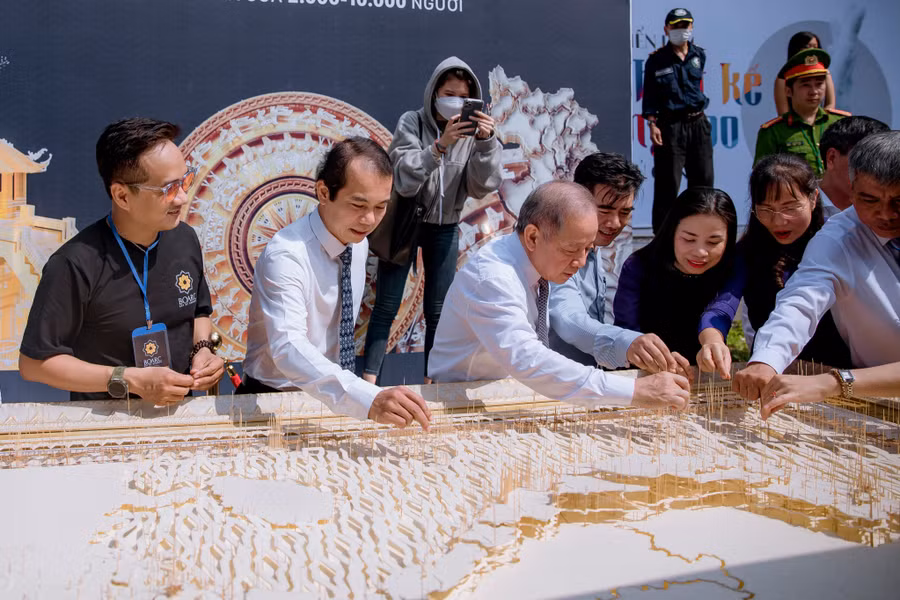 Được biết, “Bản đồ Việt Nam” là tác phẩm đặc biệt trong bộ “Hồn Việt” với thông điệp: Kết nối - Tự hào - Yêu thương. Tác phẩm gồm hai phần: Bản đồ Việt Nam và Trống đồng Đông Sơn, kích thước khoảng 1,8m x 2,8m, với hơn 100.000 cây tăm Giang.