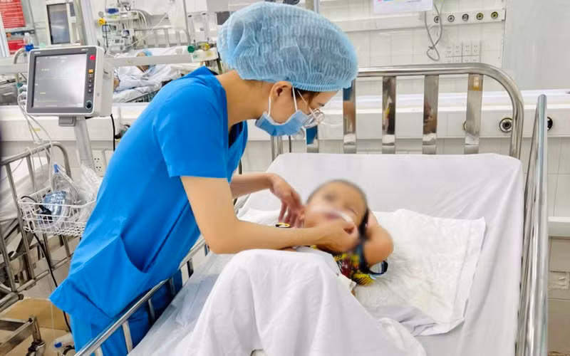 Bệnh nhi suy hô hấp, tổn thương phổi do mắc cúm B và vi khuẩn kháng thuốc. Ảnh: BV.