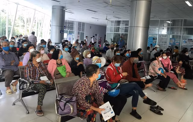 Điển hình như Bệnh viện huyện Bình Chánh - là một bệnh viện được chuyển đổi công năng toàn phần thành bệnh viện chuyên thu dung điều trị Covid-19, nay đã phục hồi trở lại trạng thái bình thường, triển khai được nhiều kỹ thuật mới, thu hút đông người bệnh đến khám, chữa bệnh, số lượt khám tại bệnh viện này đã vượt qua con số 1.600 lượt vào ngày 5/9/2022. Điển hình như Bệnh viện huyện Bình Chánh - là một bệnh viện được chuyển đổi công năng toàn phần thành bệnh viện chuyên thu dung điều trị Covid-19, nay đã phục hồi trở lại trạng thái bình thường, triển khai được nhiều kỹ thuật mới, thu hút đông người bệnh đến khám, chữa bệnh, số lượt khám tại bệnh viện này đã vượt qua con số 1.600 lượt vào ngày 5/9/2022.