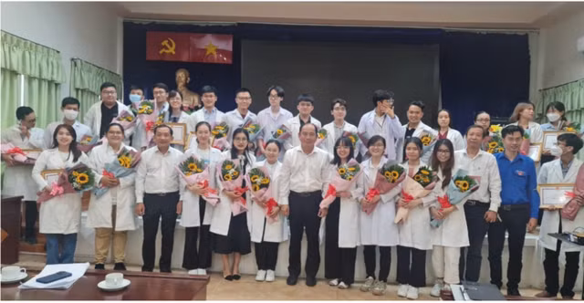 Các bác sĩ trẻ đã tự tin trong buổi sơ kết 6 tháng triển khai "Chương trình đào tạo thực hành tại bệnh viện gắn liền với Trạm y tế dành cho các bác sĩ mới tốt nghiệp". Các bác sĩ trẻ đã tự tin trong buổi sơ kết 6 tháng triển khai "Chương trình đào tạo thực hành tại bệnh viện gắn liền với Trạm y tế dành cho các bác sĩ mới tốt nghiệp".
