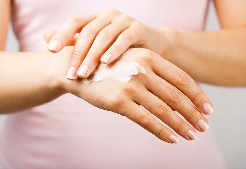 Dưỡng ẩm da tay vào mùa đông là điều cần thiết.