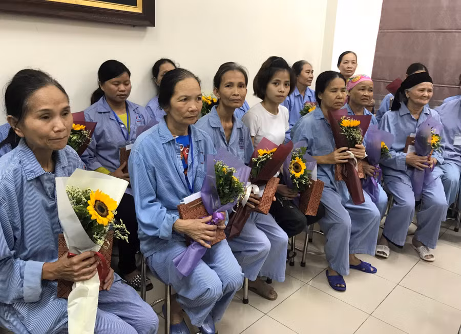 Nữ bệnh nhân ung thư nhận quà nhân ngày 8/3