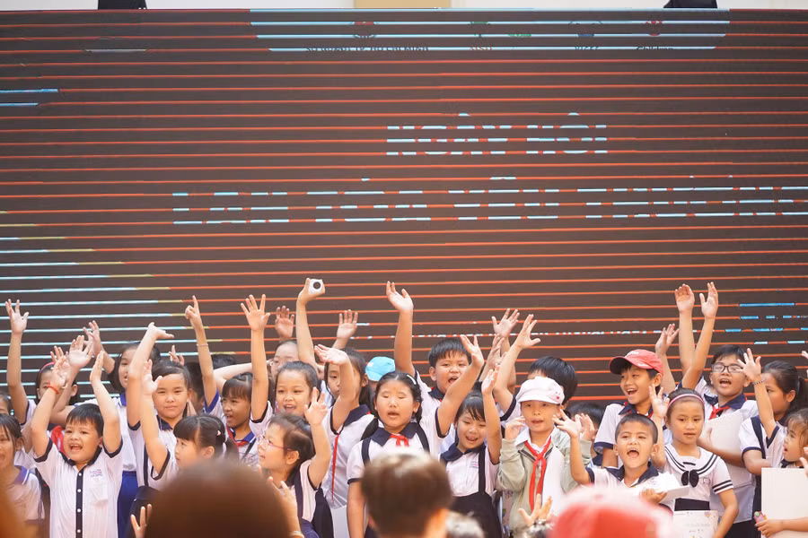 Trẻ em tham gia ngày hội. Trẻ em tham gia ngày hội.