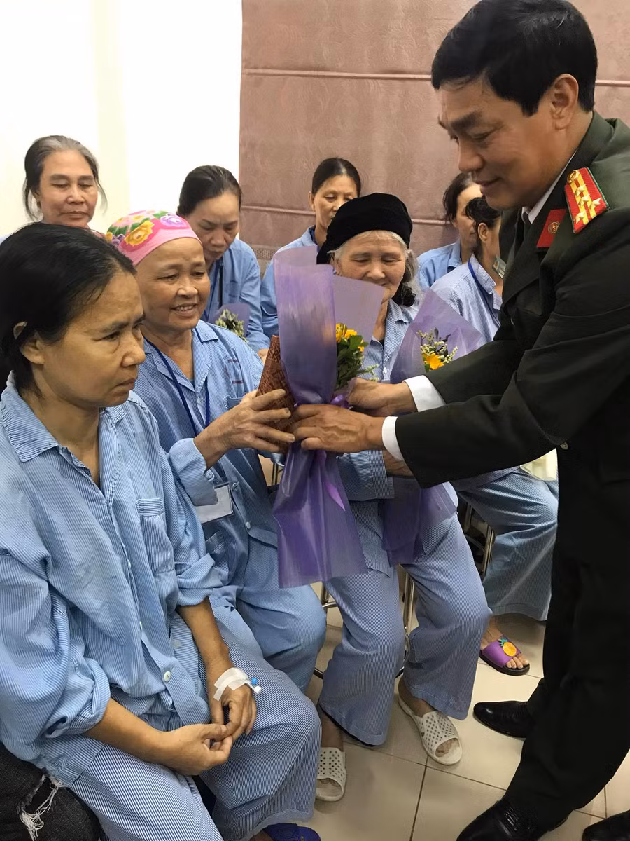 Đại tá Nguyễn Văn Hạ tặng quà cho bệnh nhân ung thư