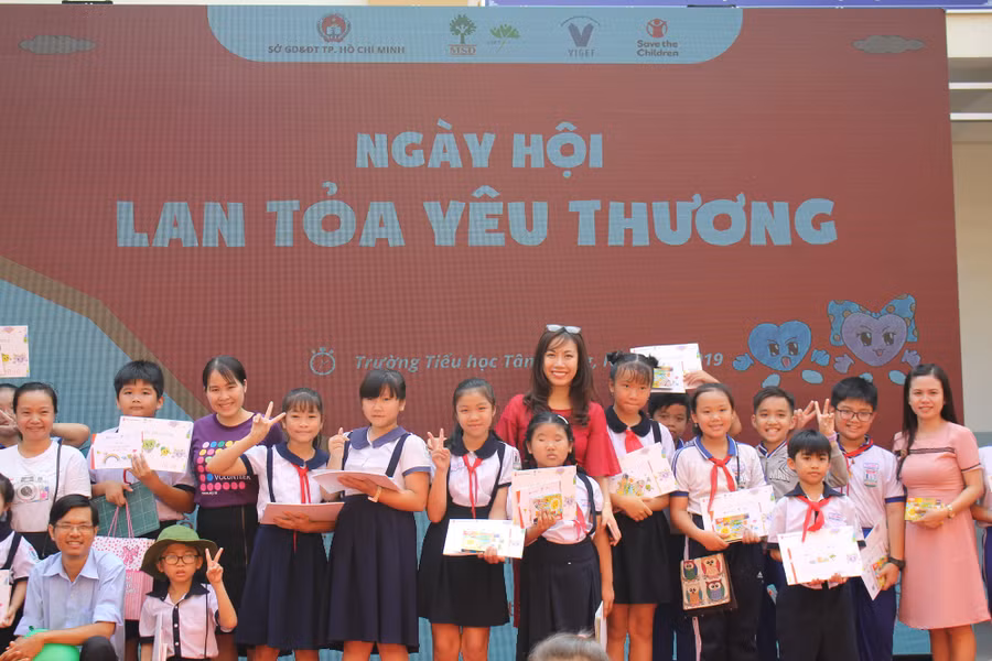 Bà Nguyễn Phương Linh tặng quà các bạn nhỏ tham gia phần thi Rung Chuông Vàng tại Ngày hội.