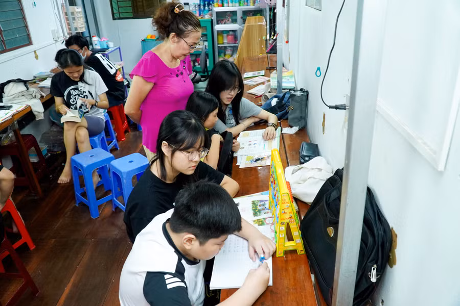 Cô Hiếu hướng dẫn các sinh viên dạy cho các bé tại lớp học.