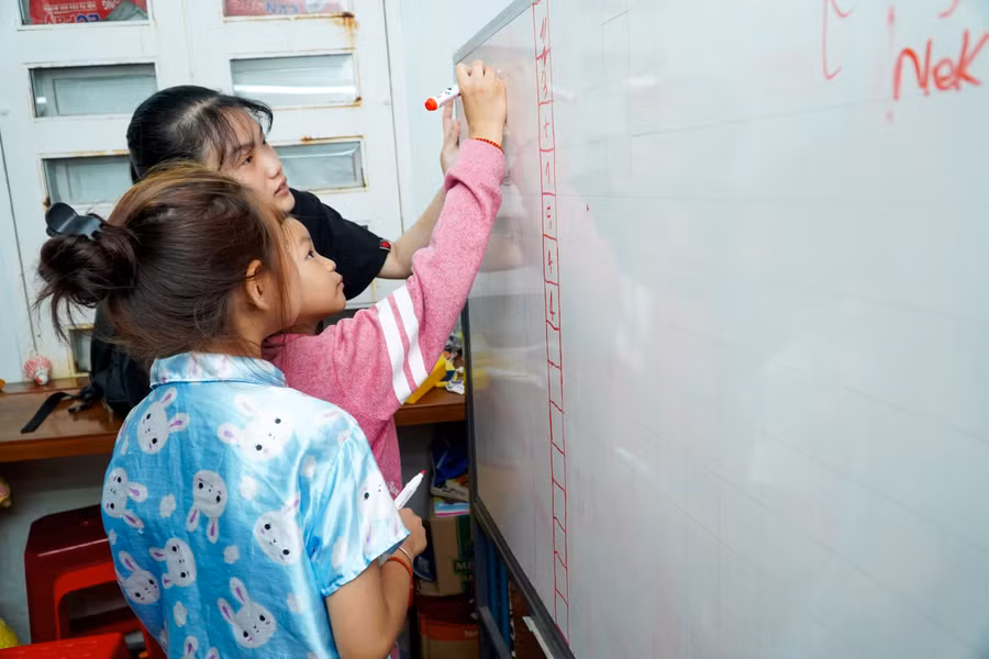 Lớp học của cô Hiếu cho trẻ em nghèo có sự đồng hành của các sinh viên.
