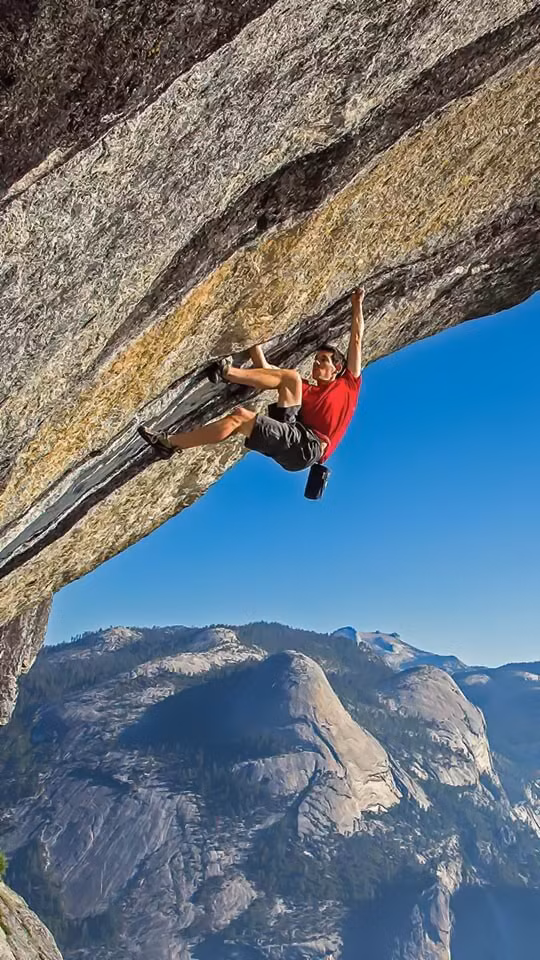 Alex Honnold không hề sợ hãi trên vách núi dựng đứng.