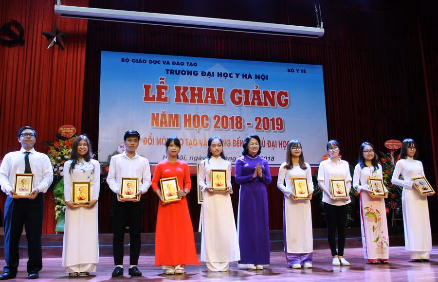 Phó Chủ tịch nước Đặng Thị Ngọc Thịnh trao tặng phần thưởng cho các sinh viên thủ khoa đầu vao các khối thi