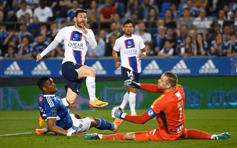 Messi dứt điểm tinh tế mở tỷ số cho PSG ở vòng áp chót Ligue 1. Messi dứt điểm tinh tế mở tỷ số cho PSG ở vòng áp chót Ligue 1.