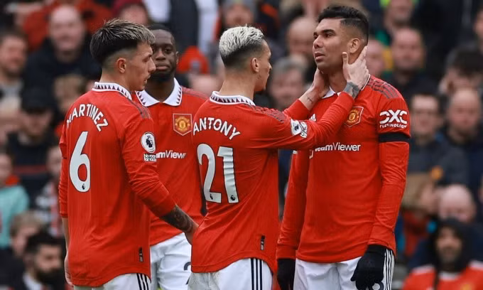 Casemiro thẫn thờ khi bị nhận thẻ đỏ trực tiếp ở vòng 27 Ngoại hạng Anh. Casemiro thẫn thờ khi bị nhận thẻ đỏ trực tiếp ở vòng 27 Ngoại hạng Anh.