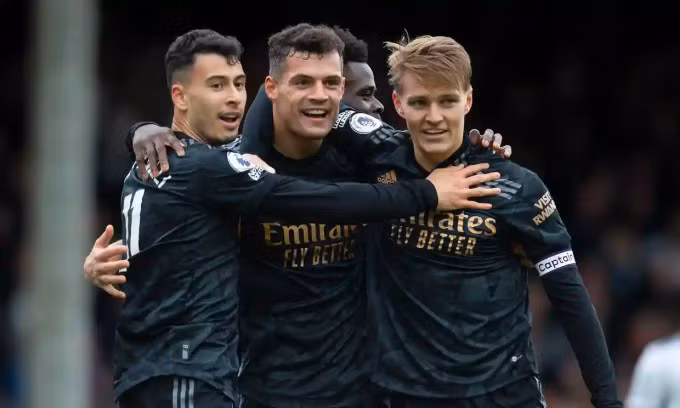 Cầu thủ Arsenal mừng bàn thắng vào lưới Fulham. Cầu thủ Arsenal mừng bàn thắng vào lưới Fulham.