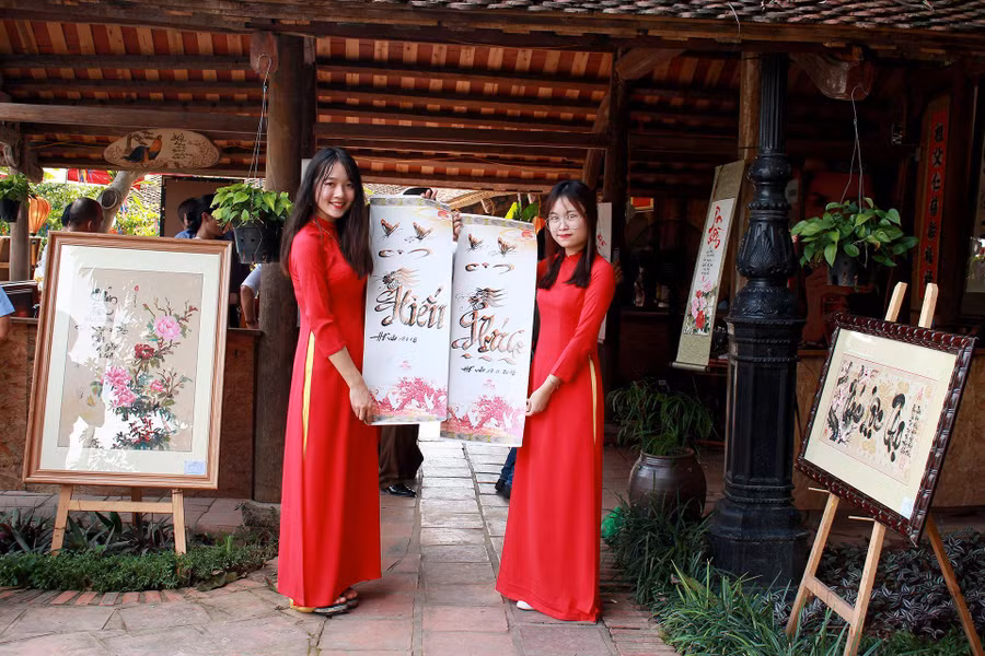 Các bạn trẻ bên các bức thư pháp
