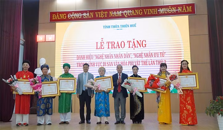 Nghệ nhân tỉnh Thừa Thiên Huế được phong tặng danh hiệu “Nghệ nhân nhân dân”, “Nghệ nhân ưu tú” trong lĩnh vực di sản văn hóa phi vật thể lần thứ 3. Ảnh: thuathienhue.gov.vn.