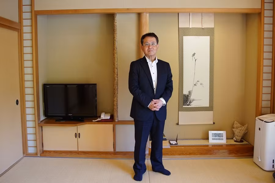 Quản lý Kenjiro Kawano của khách sạn. Ảnh: CNN Quản lý Kenjiro Kawano của khách sạn. Ảnh: CNN