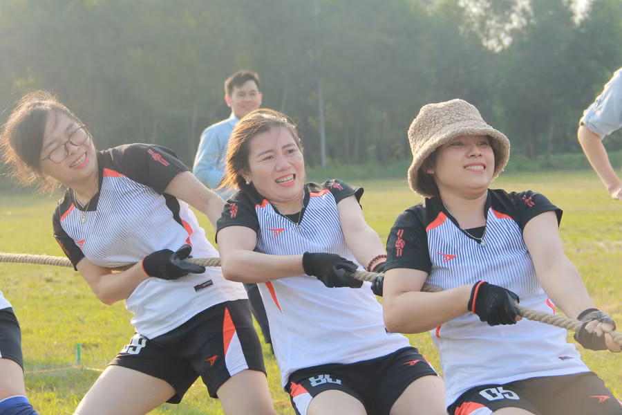 Ngoài ra còn có những người đẹp làm việc ở một số bộ phận khác nhưng chiếm số ít. Ngoài ra còn có những người đẹp làm việc ở một số bộ phận khác nhưng chiếm số ít.