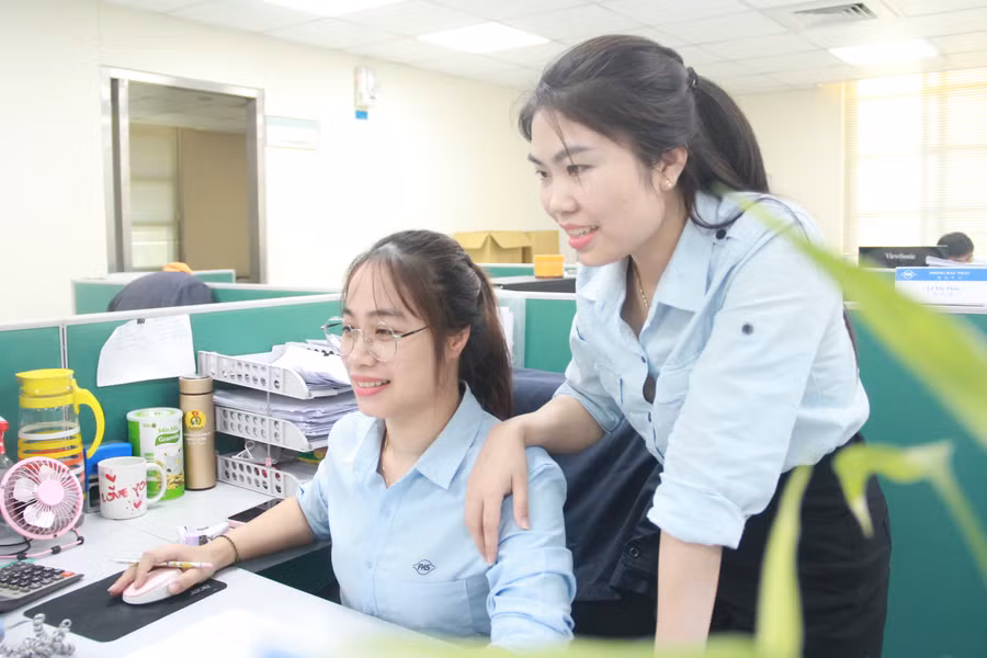 Một sự thật trái ngược với điều đó là tại Công ty này có nhiều nữ nhân viên rất dịu dàng. Một sự thật trái ngược với điều đó là tại Công ty này có nhiều nữ nhân viên rất dịu dàng.