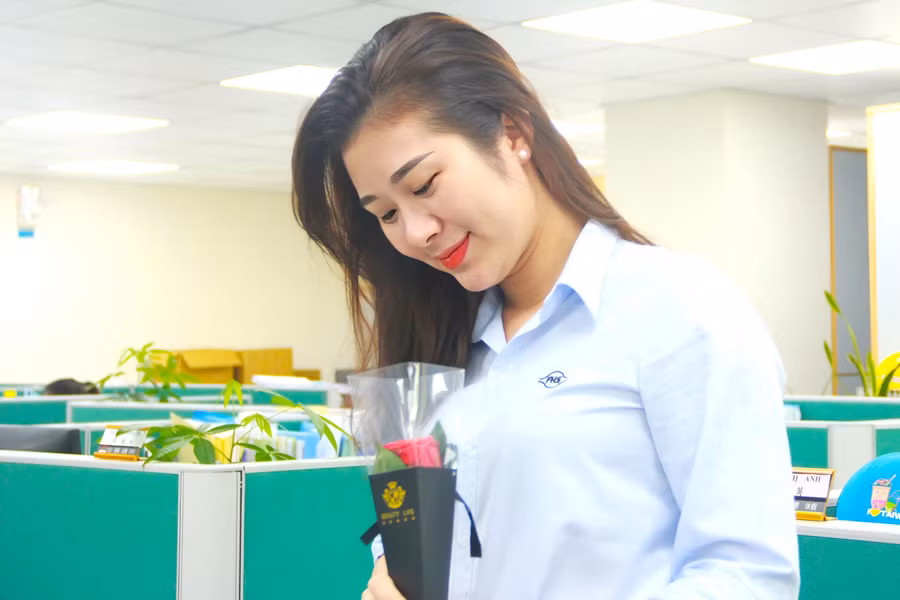 Đối với những người đẹp tại FHS, vào các dịp lễ 20/10 hay 8/3 chị em cũng nhận được nhiều món quà ý nghĩa, không kém phần lãng mạn. Đối với những người đẹp tại FHS, vào các dịp lễ 20/10 hay 8/3 chị em cũng nhận được nhiều món quà ý nghĩa, không kém phần lãng mạn.