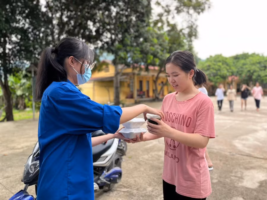 Học sinh ấm lòng khi nhận được sự hỗ trợ trong suốt kỳ thi Học sinh ấm lòng khi nhận được sự hỗ trợ trong suốt kỳ thi