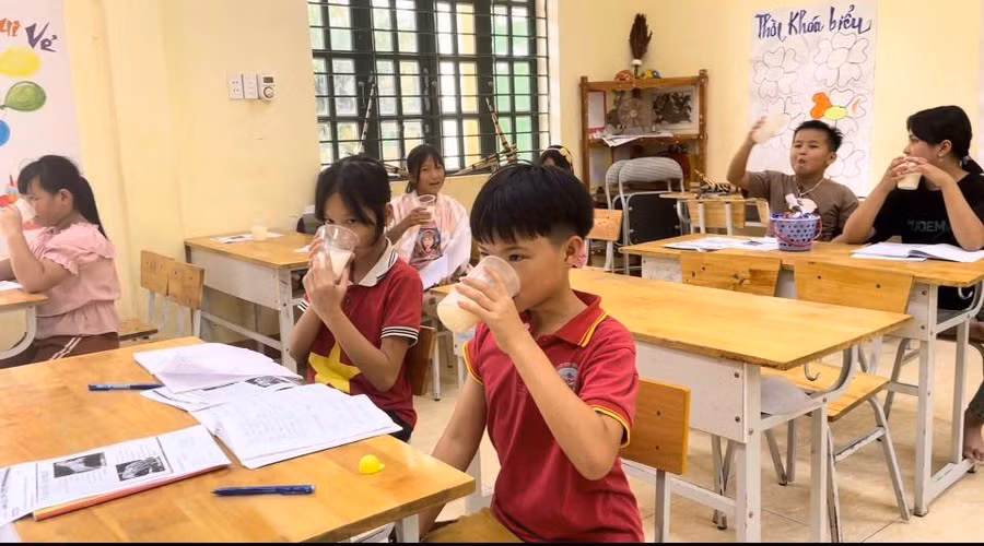 Đến với lớp học tiếng Anh giao tiếp miễn phí, học sinh còn được uống 1-2 cốc sữa/mỗi buổi của nhà tài trợ cho Lớp học Cầu vồng