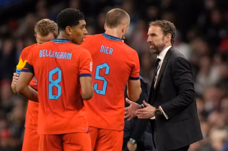 HLV Gareth Southgate đang chịu nhiều áp lực trong thời gian qua nhưng sẽ dẫn dắt tuyển Anh dự World Cup 2022. HLV Gareth Southgate đang chịu nhiều áp lực trong thời gian qua nhưng sẽ dẫn dắt tuyển Anh dự World Cup 2022.