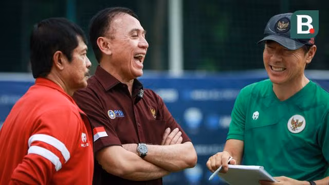 Huấn luyện viên Shin Tae-yong (phải) đang trao đổi Chủ tịch của PSSI Mochamad Iriawan. Ảnh: Bola.