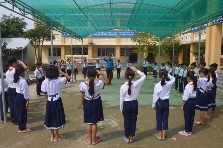 Và các em học sinh.