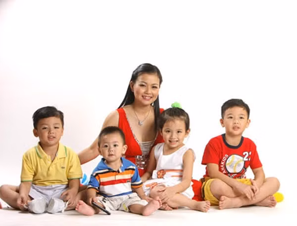 Cái “lạ” tiếp theo là Quỳnh Giang tuy rất ham mê công việc nhưng cũng rất tích cực trong vai trò, làm vợ, làm mẹ. Bởi ít ai biết đươc cô MC có má lúm đồng tiền duyên dáng, trẻ trung này đã là mẹ của 4 thiền thần nhỏ đáng yêu. Cô tâm sự: “Người ta thường nói: Con tốt hơn của. Giờ tôi có thể vất vả, bận bịu vì con đông, nhưng sau này tôi sẽ sướng vì các con sum vầy bên nhau khi nhà có chuyện cần giúp đỡ, nương tựa nhau”. Cái “lạ” tiếp theo là Quỳnh Giang tuy rất ham mê công việc nhưng cũng rất tích cực trong vai trò, làm vợ, làm mẹ. Bởi ít ai biết đươc cô MC có má lúm đồng tiền duyên dáng, trẻ trung này đã là mẹ của 4 thiền thần nhỏ đáng yêu. Cô tâm sự: “Người ta thường nói “Con tốt hơn của nhiều”. Giờ tôi có thể vất vả, bận bịu vì con đông, nhưng sau này tôi sẽ sướng vì các con sum vầy bên nhau khi nhà có chuyện cần giúp đỡ, nương tựa nhau”.